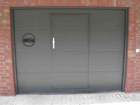Falls die garage als kleine werkstatt genutzt wird, macht sich der schallschutz zusätzlich bezahlt. Garagen sektionaltor mit schlupftür