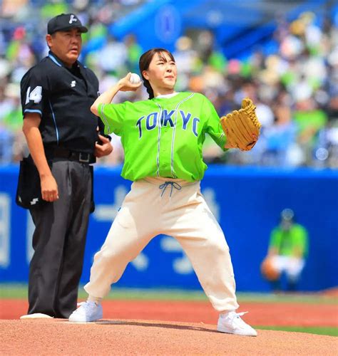 ＜ヤ・巨＞始球式を務める樋口新葉 （撮影・白鳥 佳樹） ― スポニチ Sponichi Annex 野球