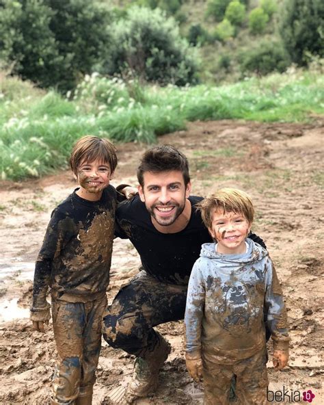 Gerard Piqué Con Sus Hijos Milan Y Sasha Jugando En El Barro Foto En