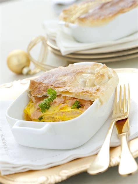 Tagliate una striscia di pasta sfoglia un po' più larga del filetto di salmone e adagiatela sopra un foglio di carta forno. Lasagne al salmone in crosta di sfoglia | Sale&Pepe