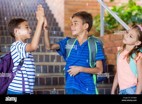 Niños Chocando Las Manos Fotografías E Imágenes De Alta Resolución Alamy