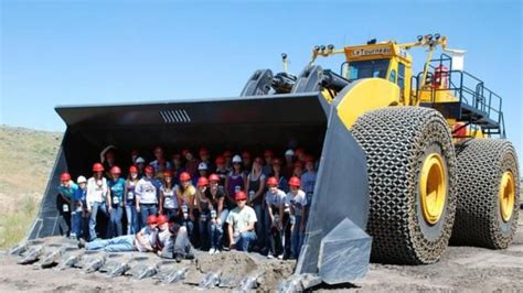 The World Biggest Loader L 2350 Created By An American Company Name