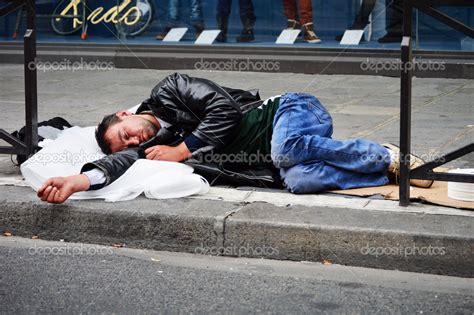 Un Vagabundo Durmiendo En La Calle De París 2023