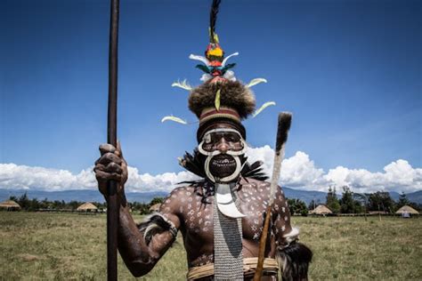 6 Budaya Papua Unik Ada Potong Jari Hingga Injak Piring Noice