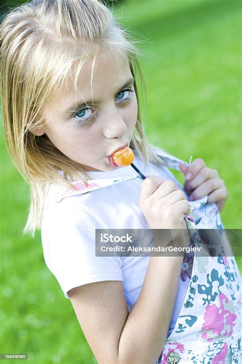 Gadis Kecil Yang Lucu Dengan Lollipop Foto Stok Unduh Gambar Sekarang