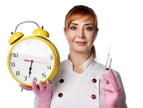 Retrato De Joven Y Hermosa Doctora O Enfermera Con Uniforme Y Guantes