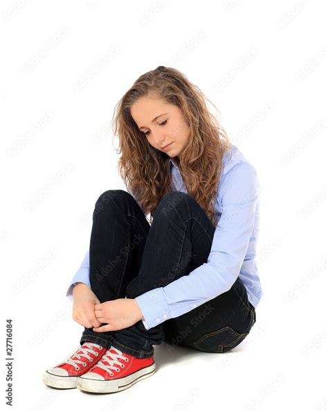 Mädchen Sitzt Traurig Auf Dem Boden Stock Foto Adobe Stock