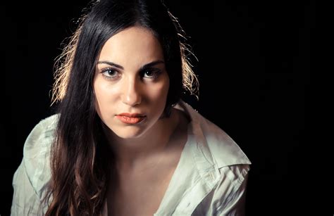 Non ci si possono baciare i gomiti. una modella - Notizie incredibili, notizie divertenti ...
