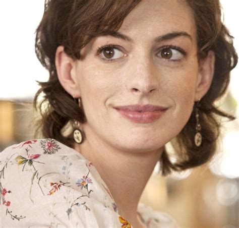 Anne hathaway is looking gorgeous as ever with this casual hairstyle. anne-hathaways-curly-short-bob-hairstyle-from-one-day
