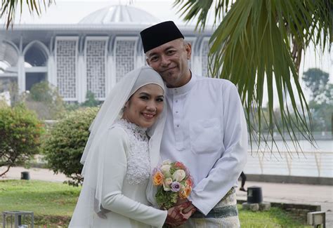 Nikotin dari rokok memberikan kandungan sementara dan ketagihan. Cinta Berputik Di Pentas GV7... Ashira Aziz Kini Sah ...