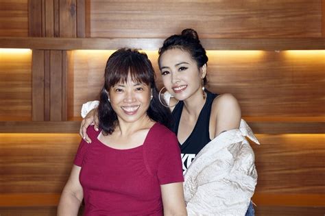 華納國際音樂股份有限公司 artist management：tom 王永良 marketing & creative director：jimmy… 蔡依林与妈妈同框近照曝光 母女俩长得太像了-北京时间