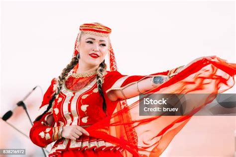 アゼルバイジャンの民族舞踊を踊る伝統的な民族衣装を着た若い女性 1人のストックフォトや画像を多数ご用意 1人 ダンス ティーンエイジャー istock