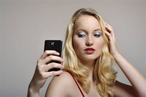 Por qué las jóvenes se sacan selfies desnudas