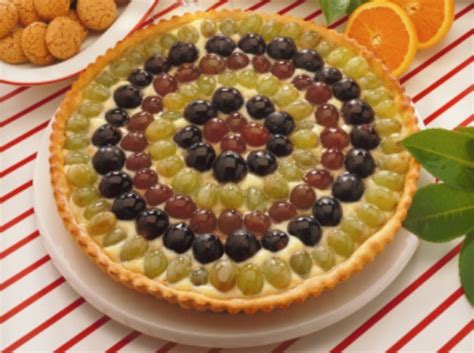 Il risotto con l'uva bianca è un primo delicato ma buonissimo in cui il riso è insaporito con formaggio alle noci e uva pizzuttella. Crostata con crema pasticcera, uva bianca e uva nera ...