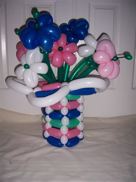 How to make a birthday balloon bouquet, no glue or adhesive required! Photos - azballoonlady.com