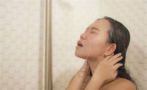 Joven Hermosa Y Feliz Mujer Coreana Asi Tica Tomando Una Ducha En El Ba O Lav Ndose El Pelo