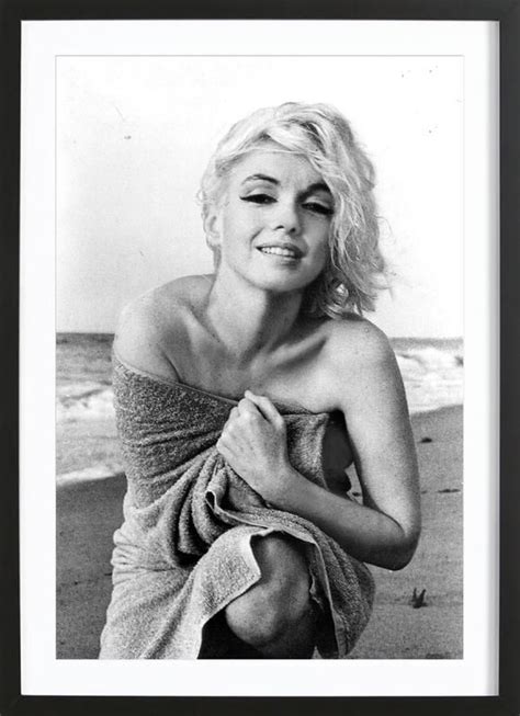 Marilyn Monroe On The Sea Shore Als Poster Im Holzrahmen Juniqe