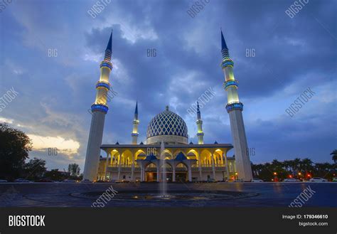 Solat terawih di masjid negeri shah alam bersama sheikh nu'man, boleh baca macam syeikh sudais. Logo Masjid Negeri Shah Alam