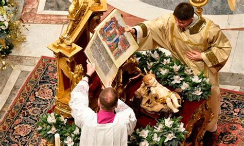 Misa Del Gallo Del Papa Francisco Celebración De Nochebuena Con El