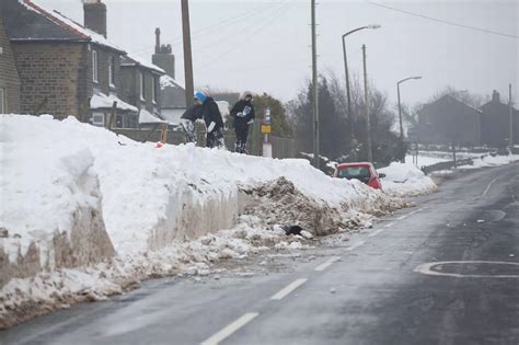 Look Huddersfields Biggest Snow Drifts Yorkshirelive