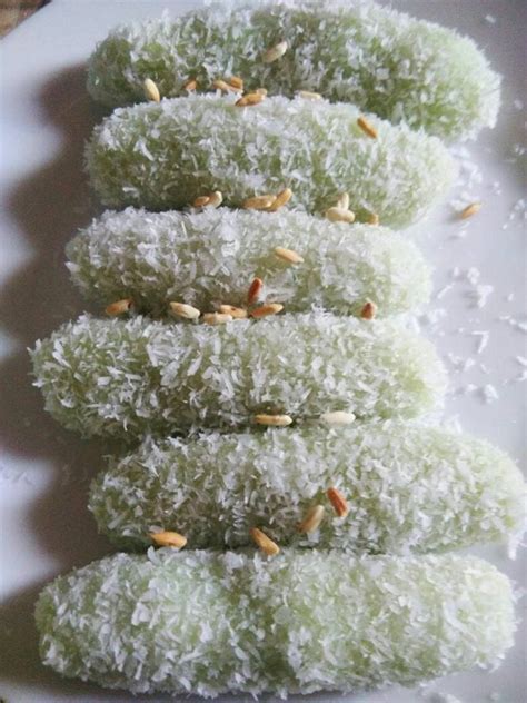 Bahan lapisan bawah haa nampak sedap semua kuih tradisional ni kan. Food, Lifestyle, Education, Parenting, DIY | CaraResepi
