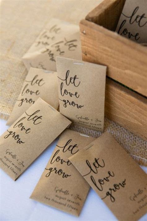 Ideali anche per il fai da te, personalizzazione inclusa abbiamo ideato questo kit speciale da piantare per chi è in cerca di bomboniere utili, ecologiche, originali da regalare alla propria festa di matrimonio, laurea. Bustina con semi da piantare ideale come segnaposto ...