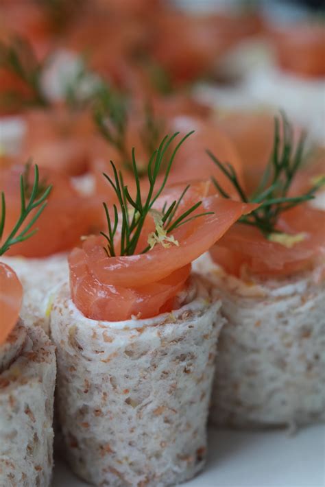 Petits rouleaux au saumon fumé St Môret citron aneth pour l
