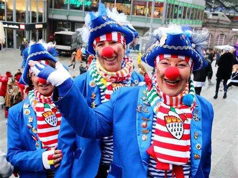 Die arbeit ruht, dafür wird geschunkelt und getanzt. Weiberfastnacht 2019 in Köln: Hier alle Infos und das ...