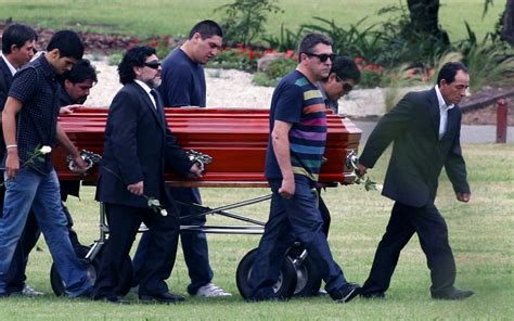 Maradona's coffin has been on display in the casa rosada presidential palace in. Funeral: Diego Maradona faz última homenagem à mãe