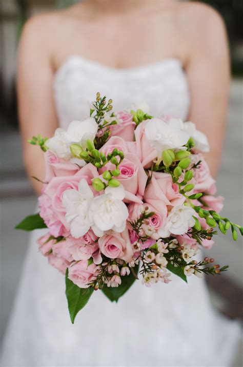 White wedding flowers may be synonymous to simplicity, but they silently scream of purity and innocence. Wedding Flowers | Wedding bouquets, Wedding, Pink wedding ...