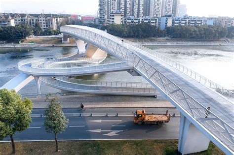 Scsj Completes Intertwined And Wavy Pedestrian Bridge In Chengdu China