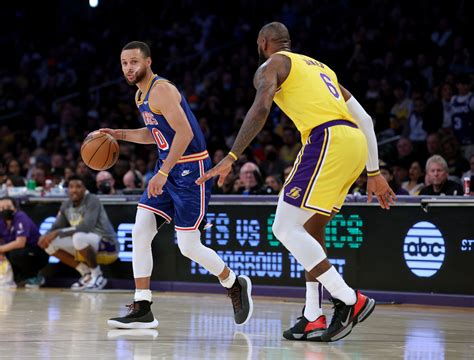 LeBron James và Steph Curry so tài khi Lakers gặp Warriors Báo Người Việt