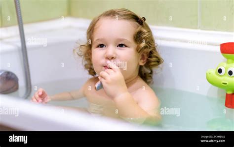 Kind Badewanne Mädchen Fotos Und Bildmaterial In Hoher Auflösung Alamy