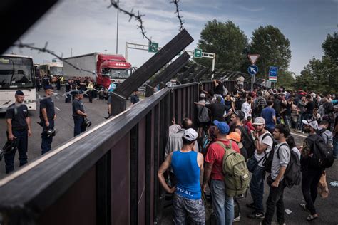Hungary Blocks Migrants In Border Crackdown The New York Times