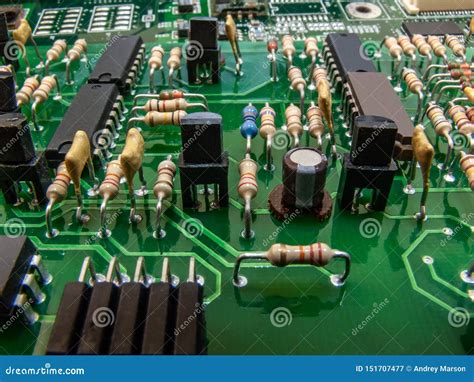 Placa De Circuito Electrónica Con Los Microprocesadores Y Los Elementos