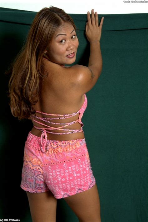 Asiática Primeriza Tina Mostrando Su Culo Sexy Después De Desnudarse