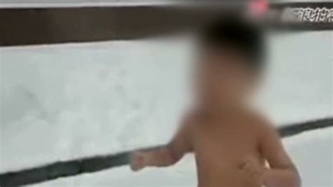 Video de un niño obligado a correr desnudo en la nieve sacude Internet
