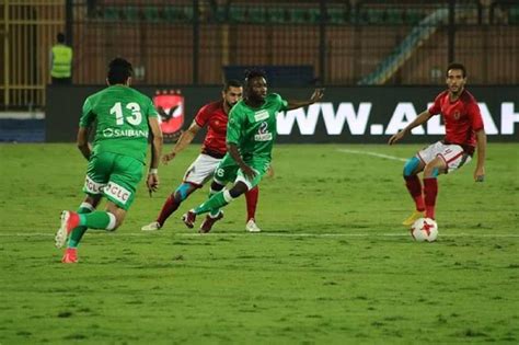 فلاح مصري يقطف العنب في أحد كروم قرية الخطاطبة في المنوفية، للتصدير إلى الاتحاد الأوروبي. الأهلي ضد الاتحاد .. صحوة الفريق السكندري تُقلق المارد ...