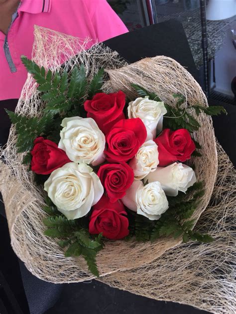 12 Red And White Rose Bouquet Same Day Delivery