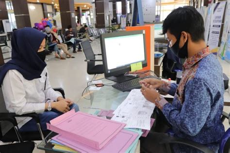 Menyebutkan posisi yang diinginkan dalam bank tersebut. Kantor Disnaker Payakumbuh Diserbu Pencari Kerja - Top Satu
