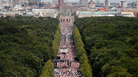 Berlin protest: Large demonstrations at Brandenburg Gate ...