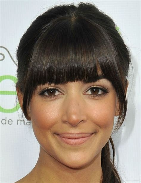 One Eyeliner 5 Different Looks Hannah Simone Hairstyles With Bangs