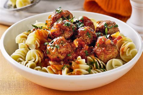 Meatballs In Tomato Sauce With Spiral Pasta R