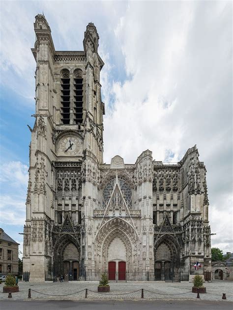 La Cathédrale Saint Pierre Et Saint Paul Est Un édifice Religieux