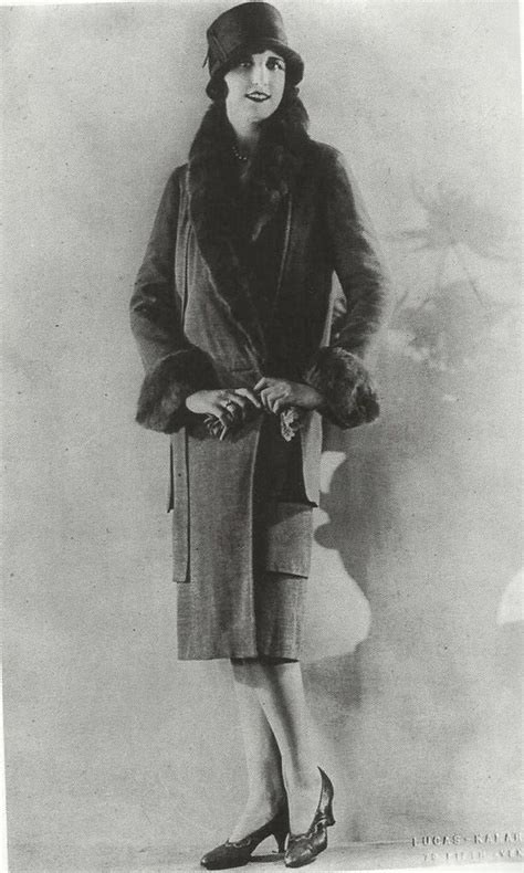 Les femmes des années 50 n'ont qu'un seul mot d'ordre : 61 best images about Mode années 20 on Pinterest | Femmes ...