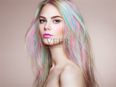 美丽的时装模特女孩与彩色染头发照片摄影图片id304273984 Veer图库