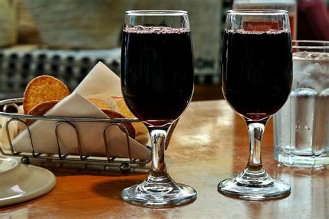 Il peso specifico dell'alcol è di 0,79 per litro e un bicchiere è all'incirca 150 ml, per cui, se volessimo conoscere le calorie contenute in un bicchiere di blasio, cannonau doc di sardegna riserva, dovremmo effettuare il calcolo in questo modo Quanto Pesa un Litro di Vino Bianco e Rosso in Kg