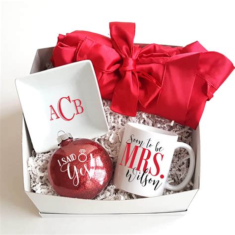 Shop christmas gifts for him or her, family or friend, teacher or pet. Christmas Gift Box 1 | Personalized Brides