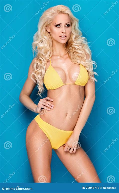 Blondemeisje In Het Gele Bikini Stellen Stock Foto Image Of Volledig