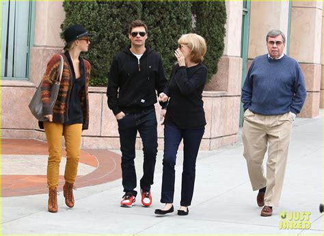 Julianne Hough And Ryan Seacrest Sightseeing With His Parents Photo